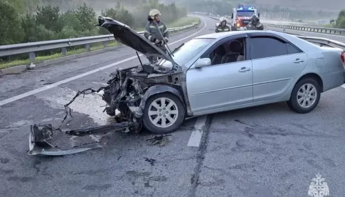 Легковой автомобиль врезался в отбойник в Майминском районе. Фото