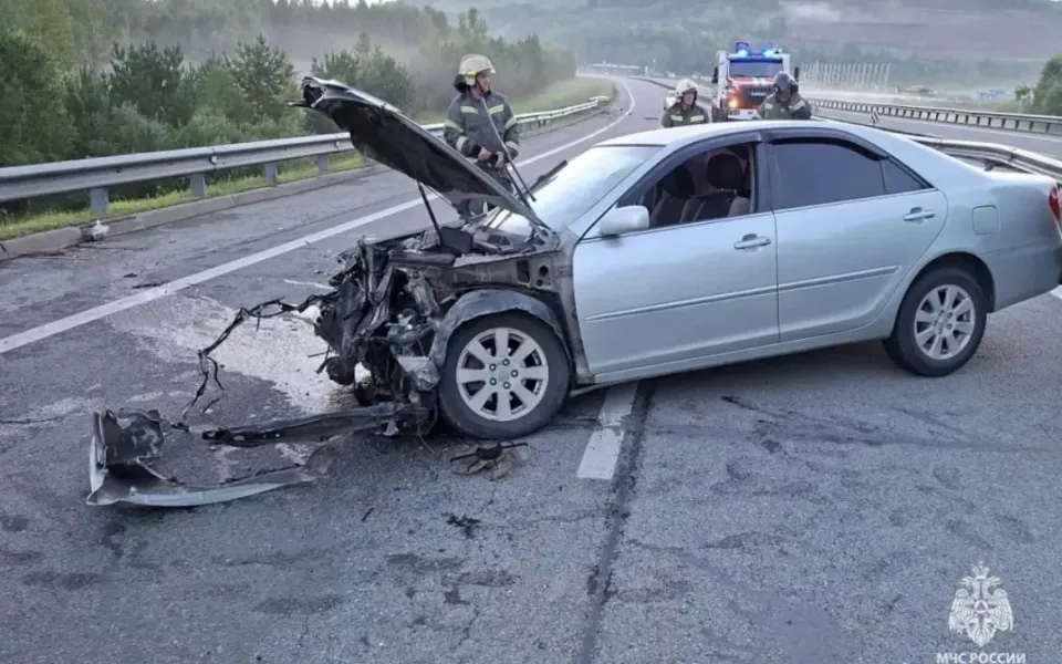 Легковой автомобиль врезался в отбойник в Майминском районе. Фото