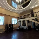 Двухуровневую четырешку с панорамным видом продают в центре Барнаула. Фото