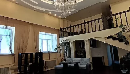 Двухуровневую четырешку с панорамным видом продают в центре Барнаула. Фото