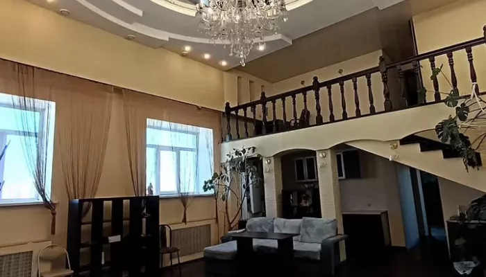 Двухуровневую четырешку с панорамным видом продают в центре Барнаула. Фото