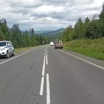 Пьяный водитель иномарки пытался спуститься с Семинского перевала и слетел в кювет