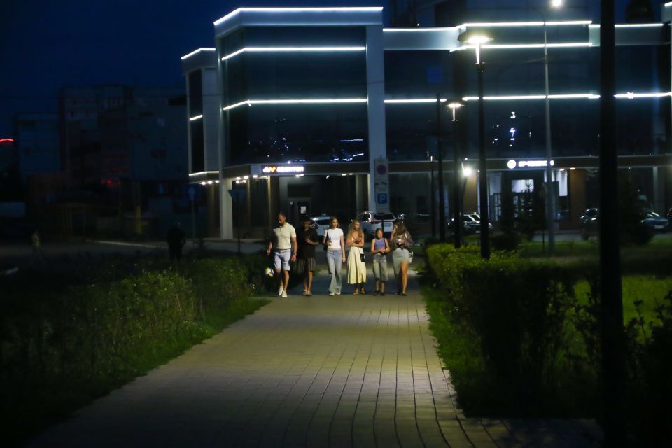 Парк на ул. Шумакова, 9 в вечернее время. Июль 2026 года