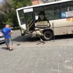 Автомобиль влетел в автобус на проспекте Калинина в Барнауле