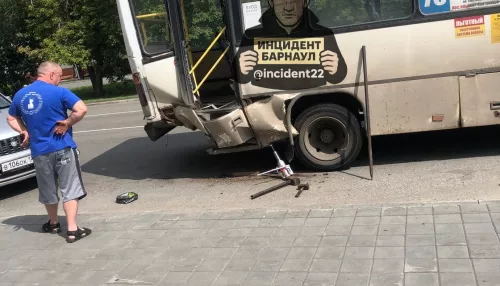 Автомобиль влетел в автобус на проспекте Калинина в Барнауле