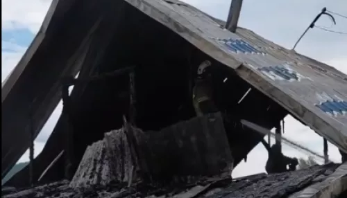 Пожар уничтожил частный дом в Горно-Алтайске. Видео