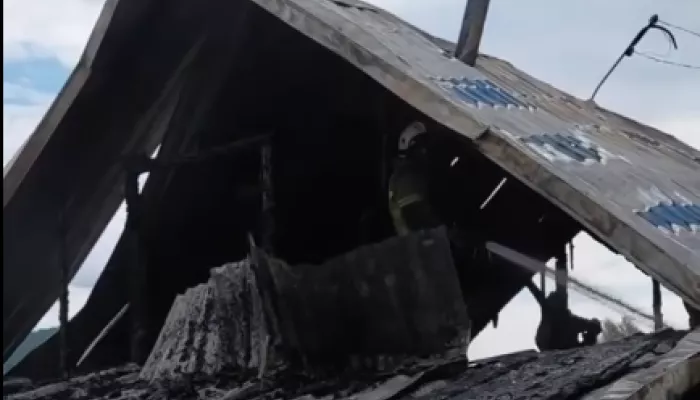 Пожар уничтожил частный дом в Горно-Алтайске. Видео