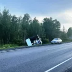 Легковушку с двумя детьми и женщиной внутри смяло фурой на омской трассе. Видео