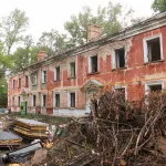 76 лет в обед: в Барнауле сносят аварийный дом в рамках мощной реновации Потока. Фото