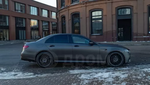Притягивающий внимание Mercedes с агрессивным дизайном продают в Горно-Алтайске. Фото