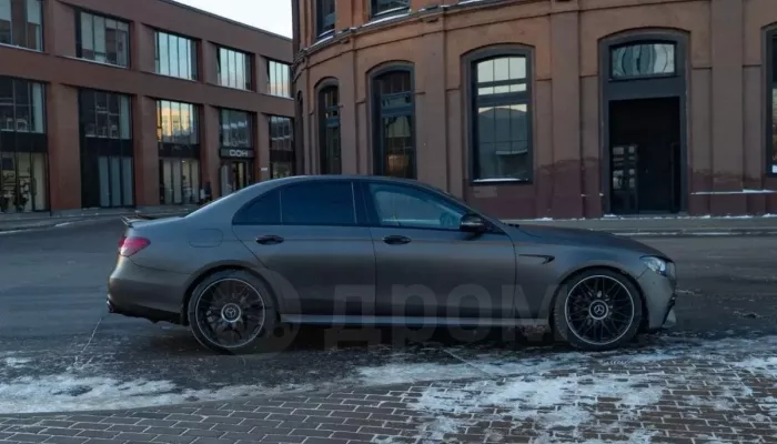 Притягивающий внимание Mercedes с агрессивным дизайном продают в Горно-Алтайске. Фото