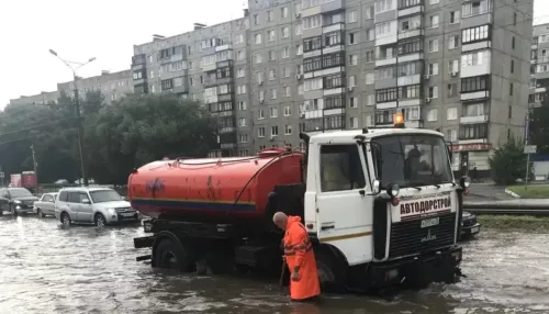 Очередной ливень затопил барнаульские улицы: где работают дорожники