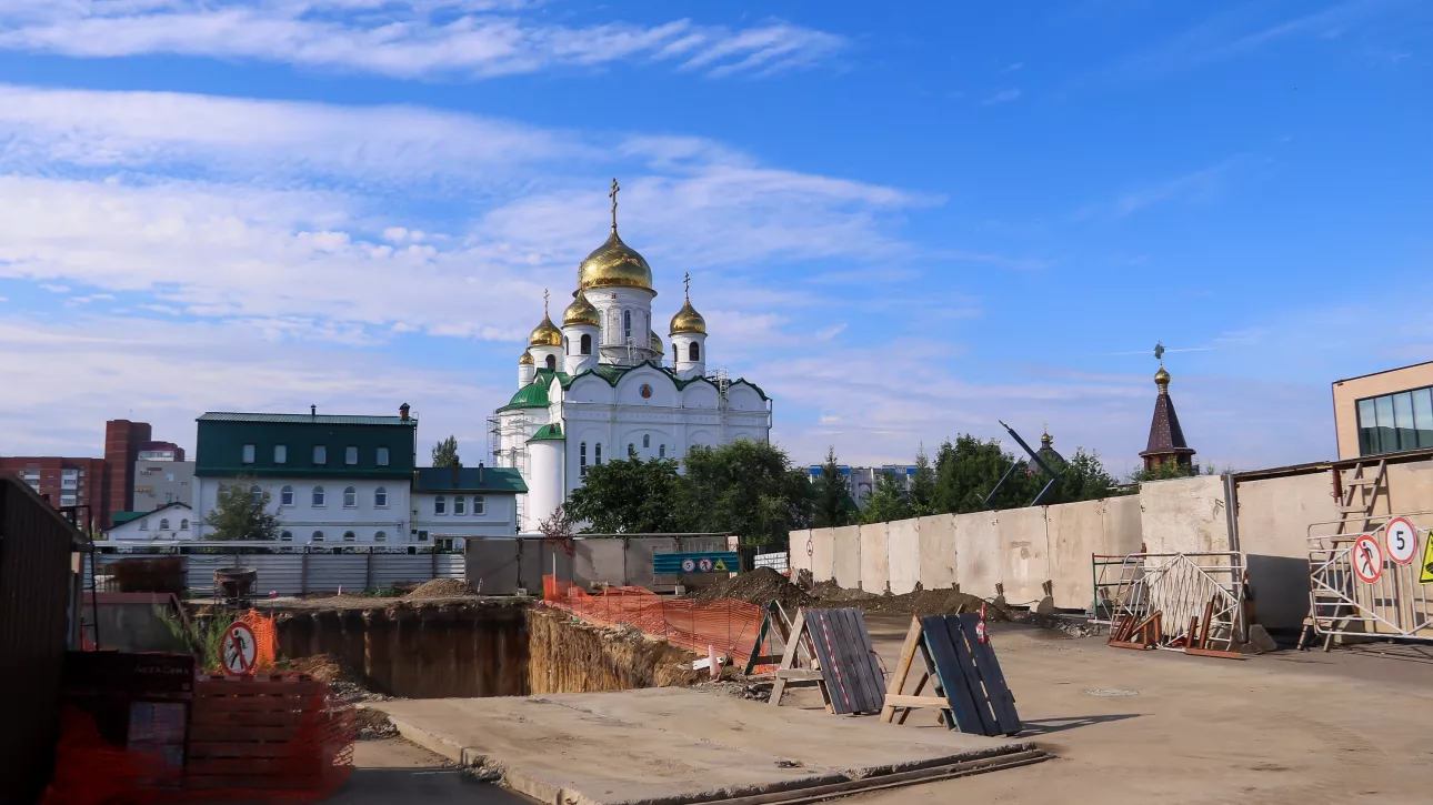 Кран, храм и котлован: в Барнауле начали строить бизнес-центр с фонтаном и зеленью