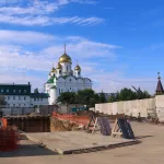 Кран, храм и котлован: в Барнауле начали строить бизнес-центр с фонтаном и зеленью