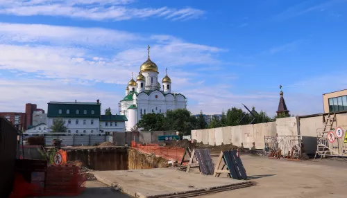 Кран, храм и котлован: в Барнауле начали строить бизнес-центр с фонтаном и зеленью