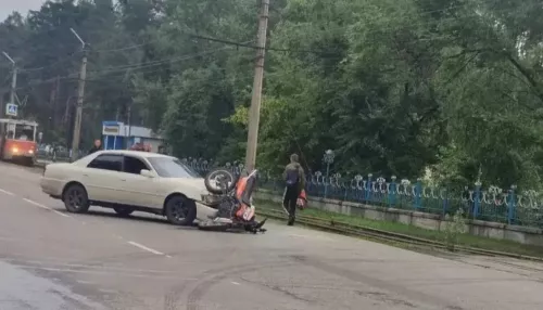 Два человека пострадали в ДТП с легковушкой и мотоциклом в Бийске