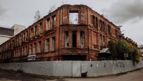 Без окон и дверей: как выглядит дом купца Поскотинова в Барнауле