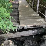 После дождей мост через Пивоварку превратился в полосу препятствий для барнаульцев