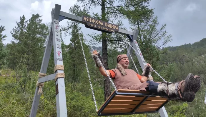 На качелях – в древность: у Денисовой пещеры на Алтае появились новые арт-объекты