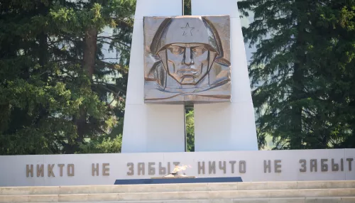 В Горно-Алтайске возложили цветы в день 96-летия ВДВ. Фоторепортаж