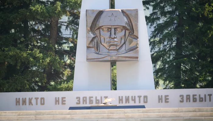 В Горно-Алтайске возложили цветы в день 96-летия ВДВ. Фоторепортаж