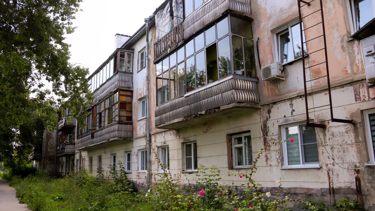 Подпорки, трещины и дыры: в Барнауле снесут аварийный дом легендарного Соцгородка