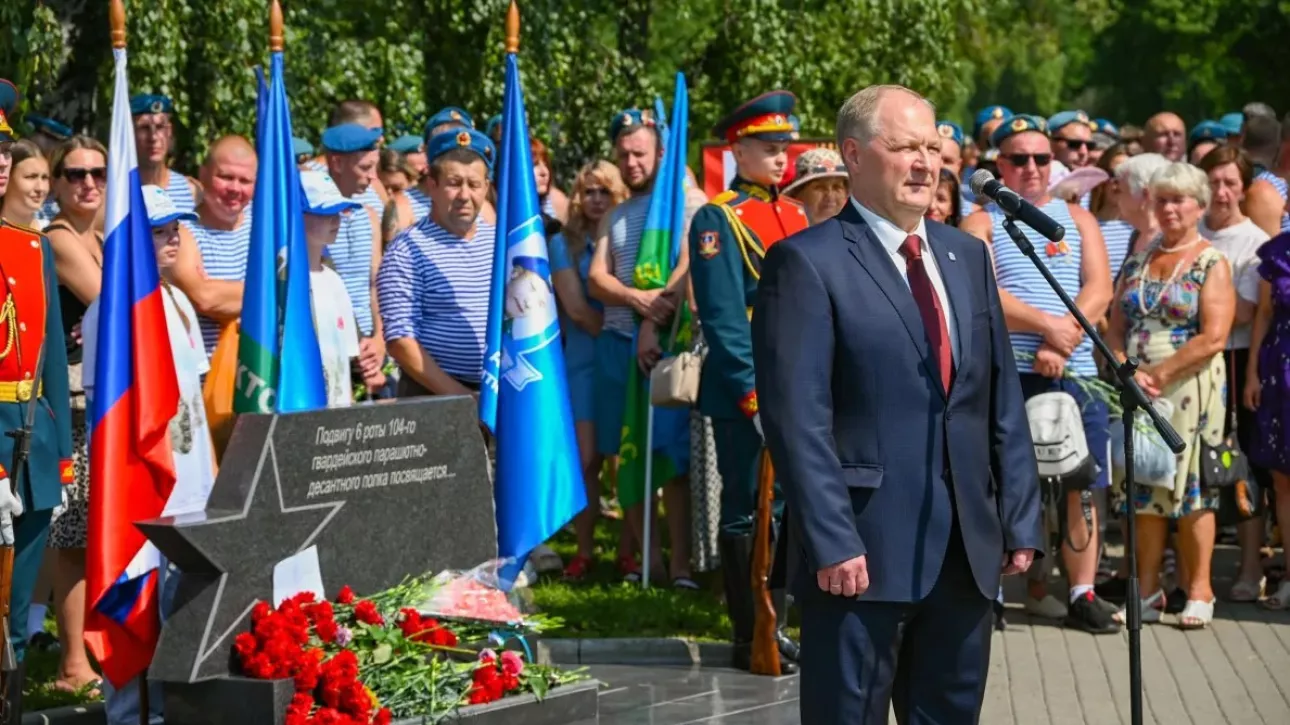 В Барнауле почтили память десантников 6-й роты в День ВДВ. Фото