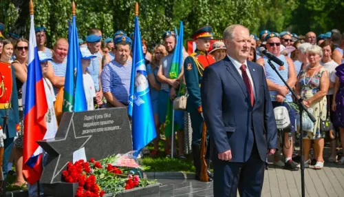 В Барнауле почтили память десантников 6-й роты в День ВДВ. Фото