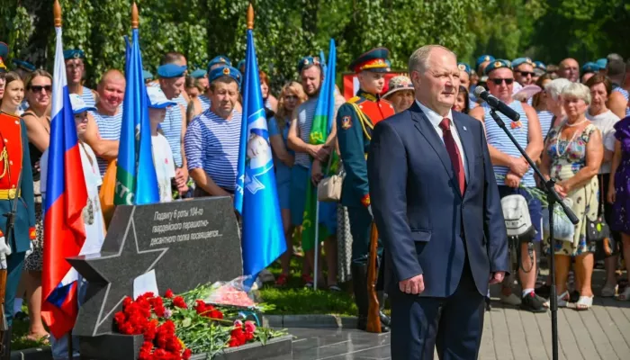 В Барнауле почтили память десатников 6-й роты в День ВДВ. Фото