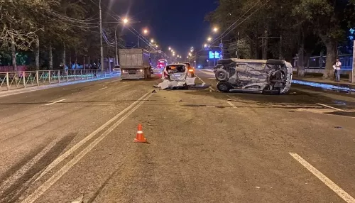 Грузовик устроил массовую аварию на одной из улиц Новосибирска. Фото