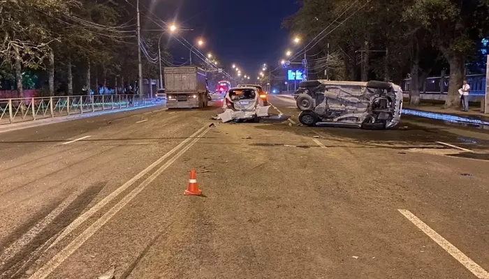 Грузовик устроил массовую аварию на одной из улиц Новосибирска. Фото