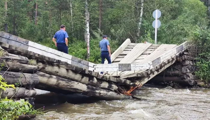 В Республике Алтай обрушился мост через реку Эликманар