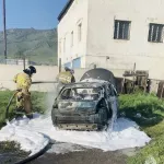 Припаркованная легковушка сгорела дотла в Республике Алтай