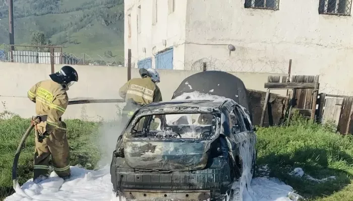 Припаркованная легковушка сгорела дотла в Республике Алтай