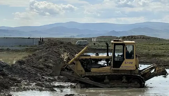 В селе Республики Алтай возводят 800-метровую дамбу