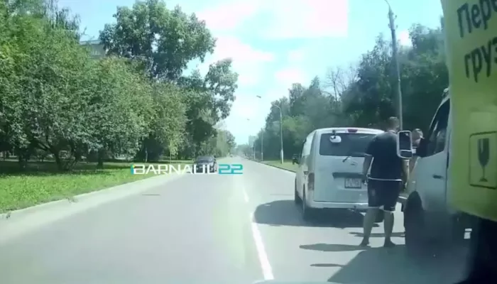 Два водителя в Барнауле устроили дорожную войну: видео