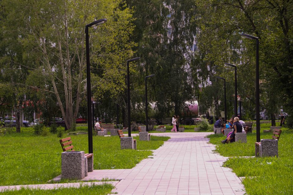 Сквер по ул. Антона Петрова, 200 в Барнауле