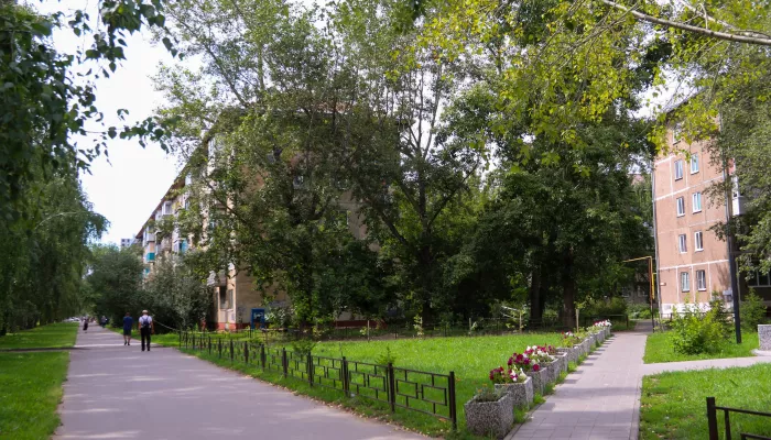 Сквер на Антона Петрова: как выглядит самая молодая зеленая зона Барнаула. Фото
