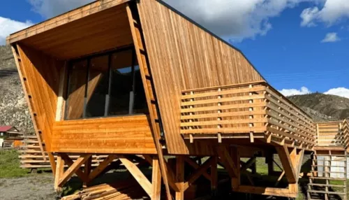 Базу отдыха для йоги и релакса с необычными домиками продают в Горном Алтае. Фото