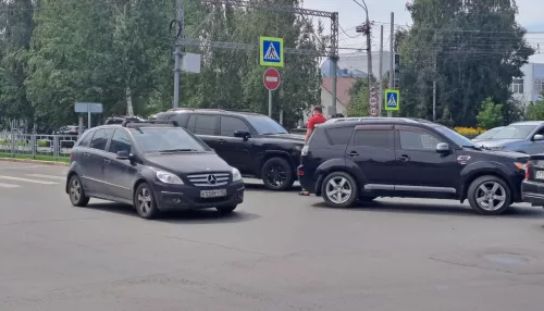 Toyota Land Cruiser и Mitsubishi Outlander не поделили перекресток в центре Барнаула