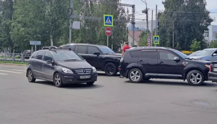 Toyota Land Cruiser и Mitsubishi Outlander не поделили перекресток в центре Барнаула