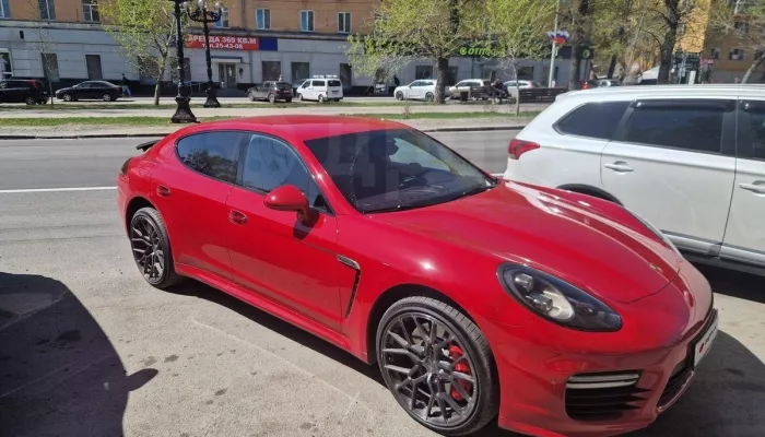 Porsche с фантастическим выхлопом и салоном коньячного цвета продают в Барнауле