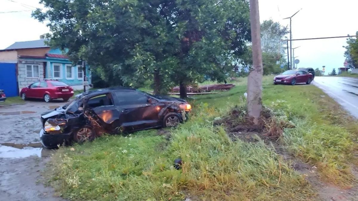 Водитель врезался в столб, погибла 23-летняя девушка