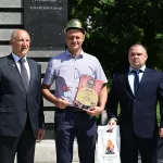 В Барнауле у Памятного знака прошло мероприятие в честь строителей Алтайского края