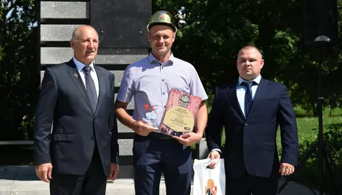 В Барнауле у Памятного знака прошло мероприятие в честь строителей Алтайского края