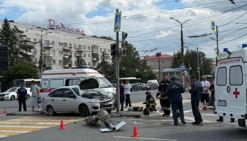 В Омске автомобиль влетел в толпу пешеходов: пострадали восемь человек. Фото