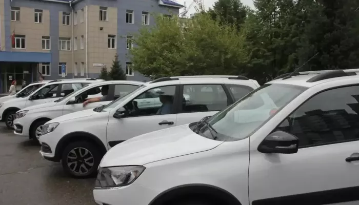 Больница в Рубцовске и пять сельских ФАПов получили новые автомобили