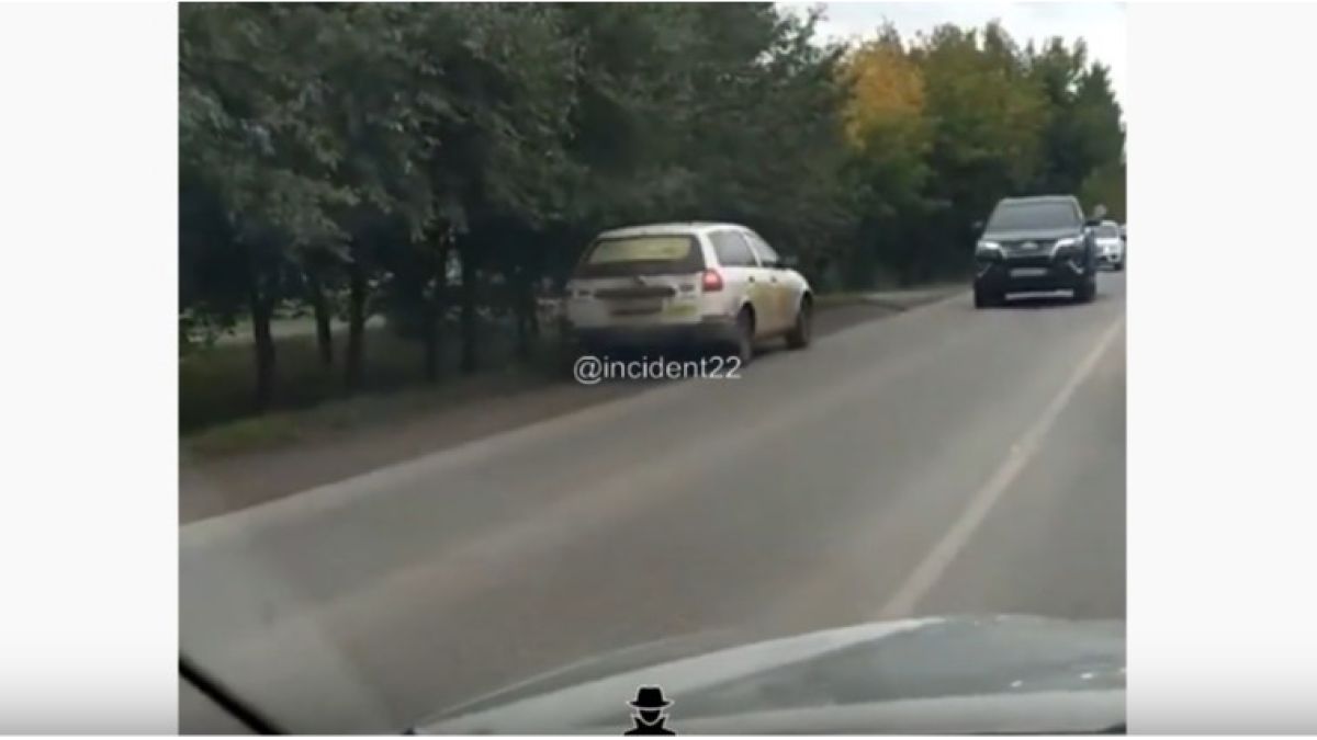 Едущий по обочине встречной полосы в Барнауле таксист возмутил соцсети 