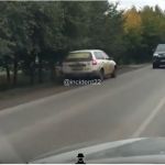Едущий по обочине встречной полосы в Барнауле таксист возмутил соцсети