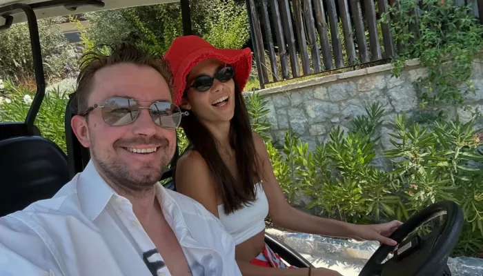 Актер Александр Петров поделился трогательными фото с отдыха с женой и сыном